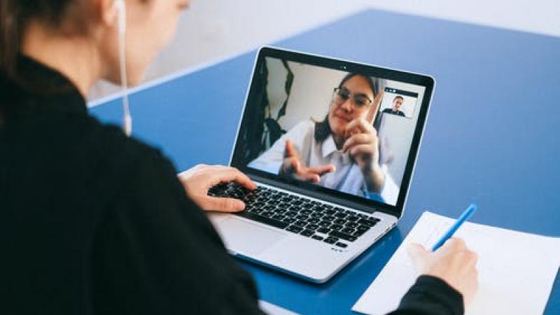 deux personnes en rencontre en ligne